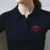 mujer en polo azul navy con logo rojo detalle
