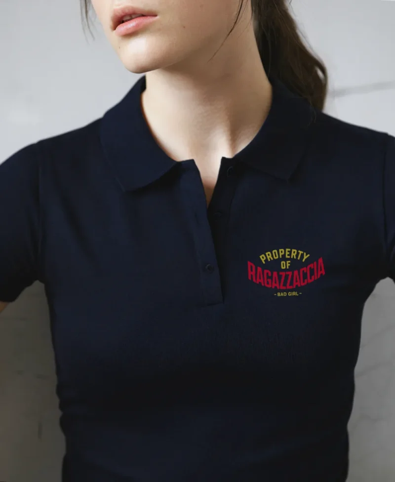 mujer en polo azul navy con logo rojo detalle