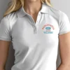 mujer en polo azul navy y logo azul rojo detalle