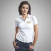 mujer en polo blanco con logo rojo verde