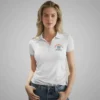 mujer en polo blanco y logo azul rojo