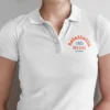 mujer en polo blanco y logo de color azul naranja detalle mujer en polo blanco y logo de color azul naranja detalle