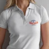 mujer en polo de blanco con logo detalle mujer en polo de blanco con logo detalle