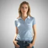 mujer en polo de color celeste con logo blanco azul mujer en polo de color celeste con logo blanco azul