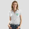 mujer modelo de moda en polo blanco y logo azul verde