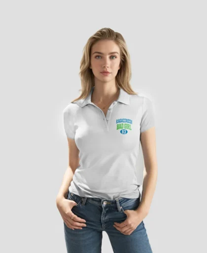 mujer modelo de moda en polo blanco y logo azul verde