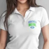 mujer modelo de moda en polo blanco y logo azul verde detalle