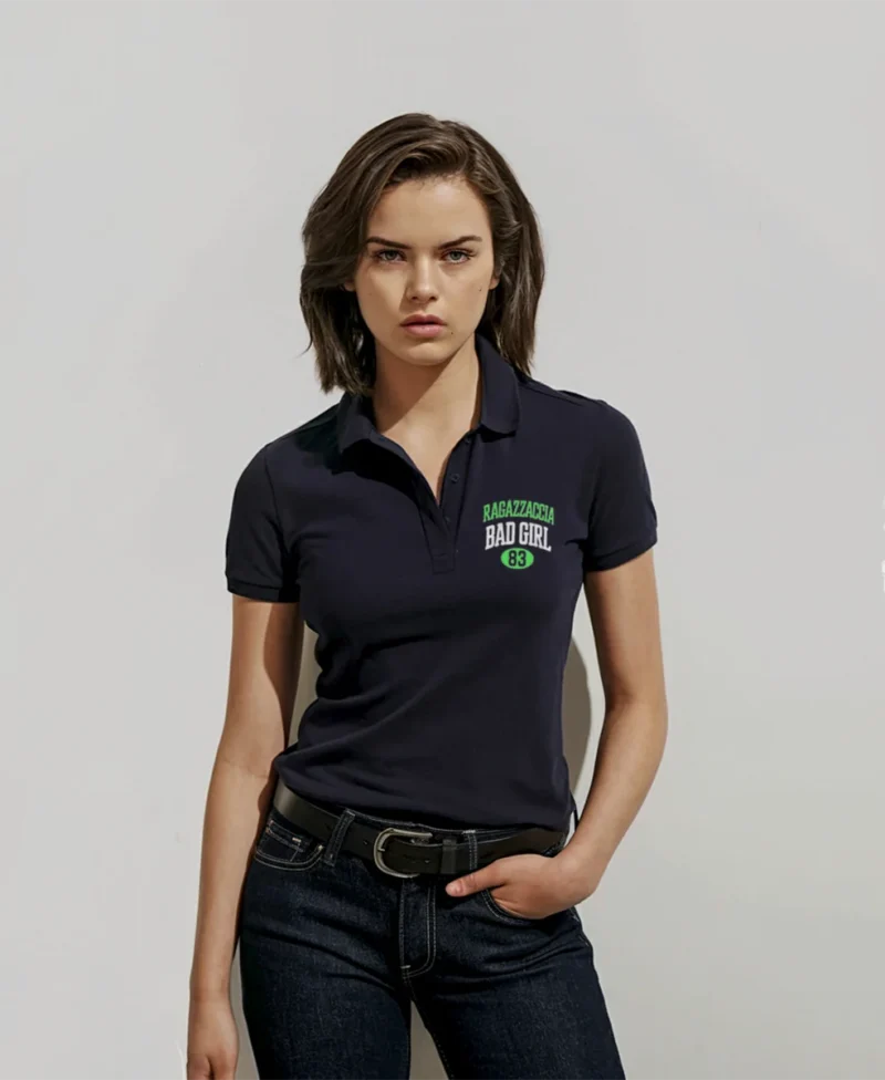 mujer modelo de moda en polo navy y logo RAGAZZACCIA