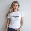 mujer modelo en camiseta blanca gangster detalle