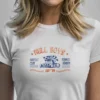 mujer modelo en camiseta blanca kart detail