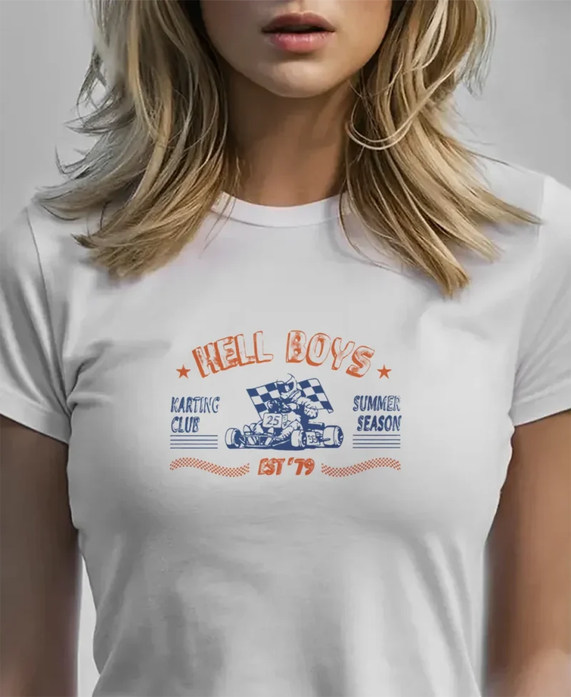 mujer modelo en camiseta blanca kart detail