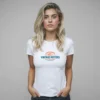 mujer modelo en camiseta blanca vintage