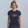 mujer modelo en camiseta navy kart