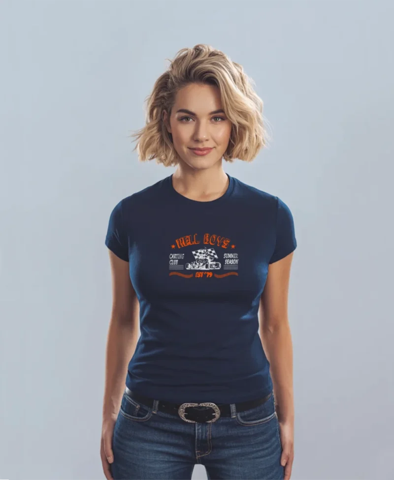 mujer modelo en camiseta navy kart