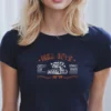 mujer modelo en camiseta navy kart detail