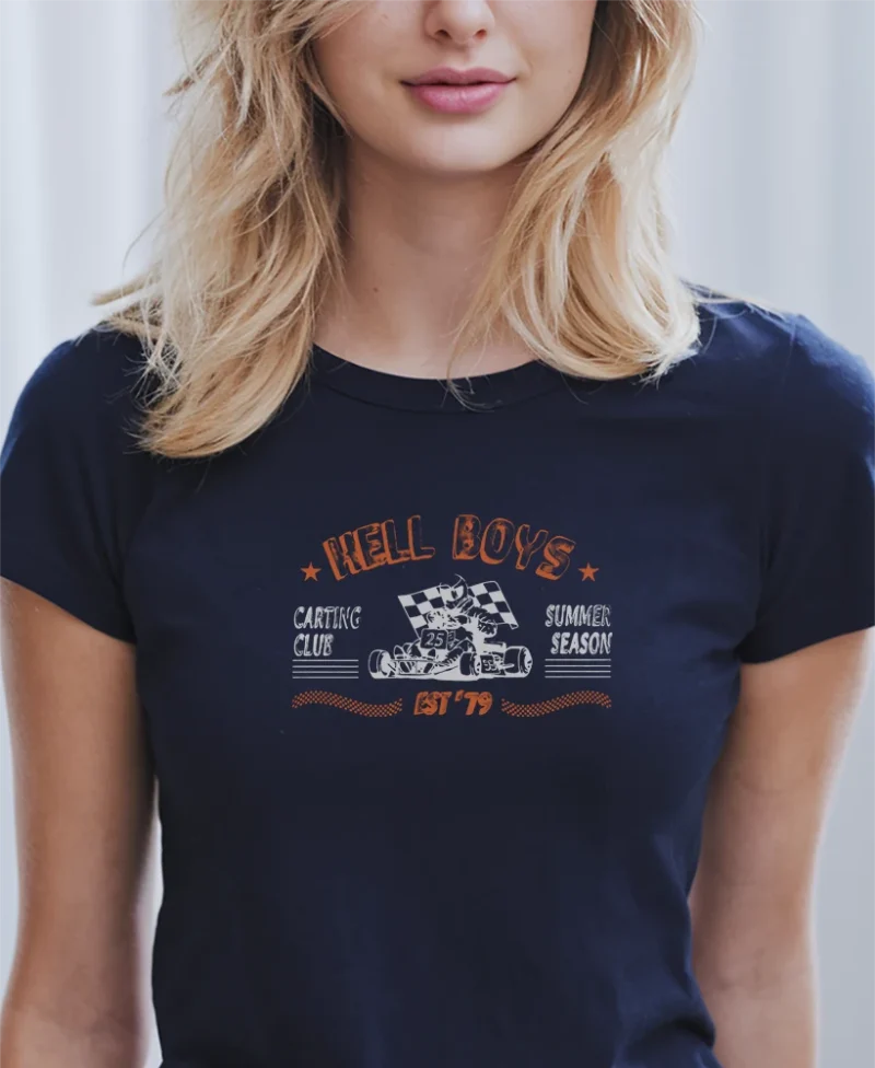 mujer modelo en camiseta navy kart detail