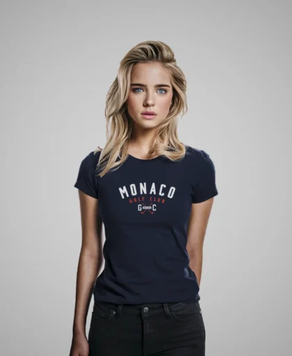 COLECCIÓN / MUJER última Moda Urbana Streetwear de Mujer mujer modelo en camiseta navy monaco