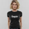 mujer modelo en camiseta negra gangster