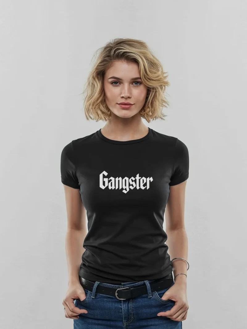 mujer modelo en camiseta negra gangster