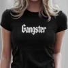 mujer modelo en camiseta negra gangster detalle