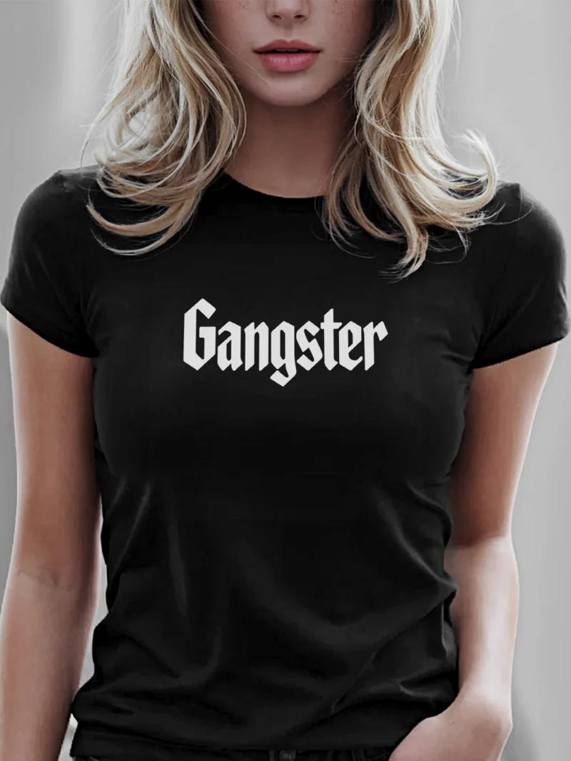 mujer modelo en camiseta negra gangster detalle