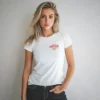 mujer rubia en CAMISETA BLANCA con logo ROJO AMARILLO mujer rubia en CAMISETA BLANCA con logo ROJO AMARILLO