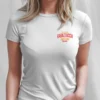 mujer rubia en CAMISETA BLANCA con logo v detalle mujer rubia en CAMISETA BLANCA con logo v detalle