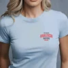 mujer rubia en CAMISETA celeste con logo v detalle mujer rubia en CAMISETA celeste con logo v detalle