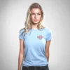 mujer rubia en CAMISETA celeste con logorojo negro mujer rubia en CAMISETA celeste con logorojo negro