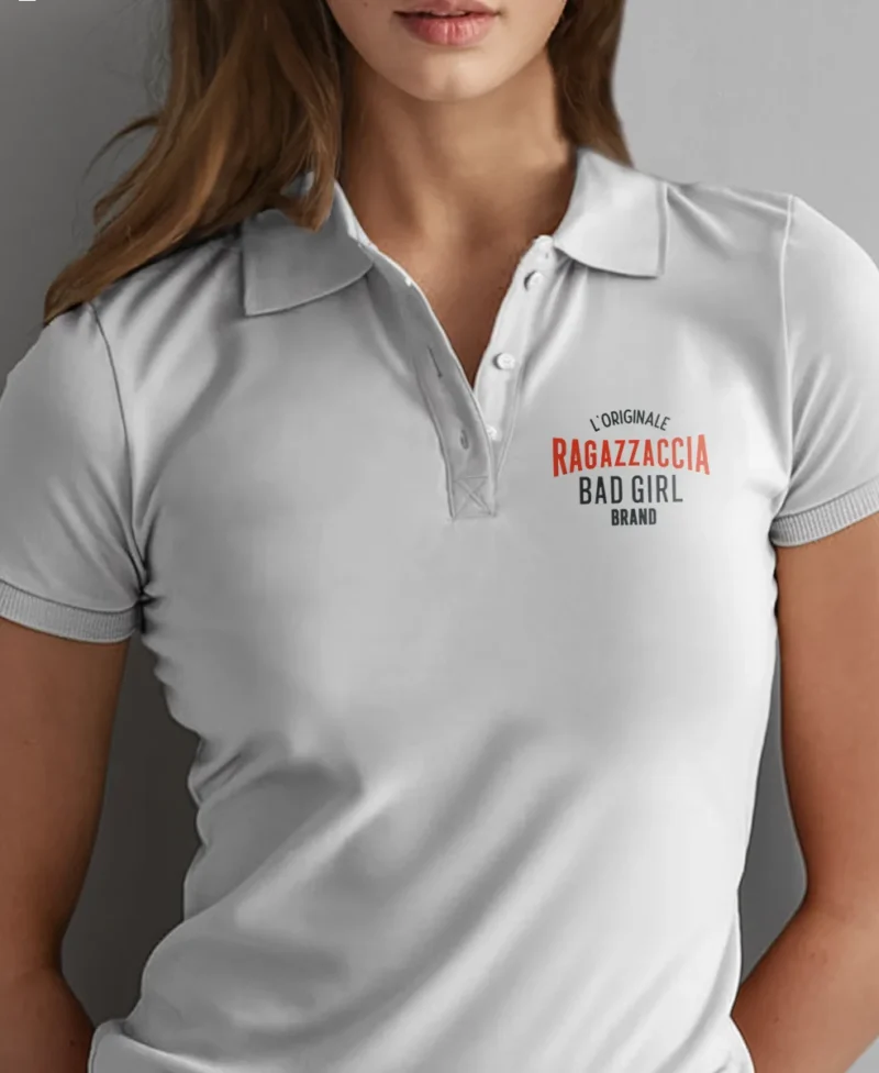 mujer rubia en polo blanco con logo r detalle