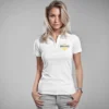 mujer rubia en polo blanco con logo y b ragazzaccia