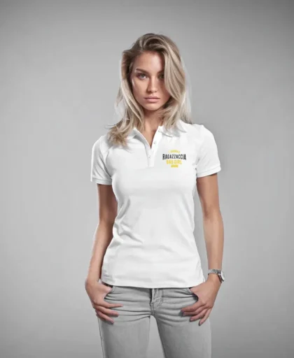 mujer rubia en polo blanco con logo y b ragazzaccia