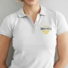 mujer rubia en polo blanco con logo y detalle