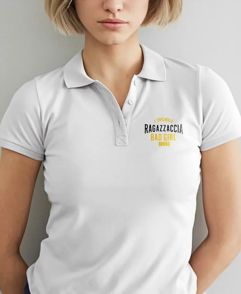mujer rubia en polo blanco con logo y detalle