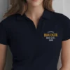 mujer rubia en polo navy con logo amarillo detail