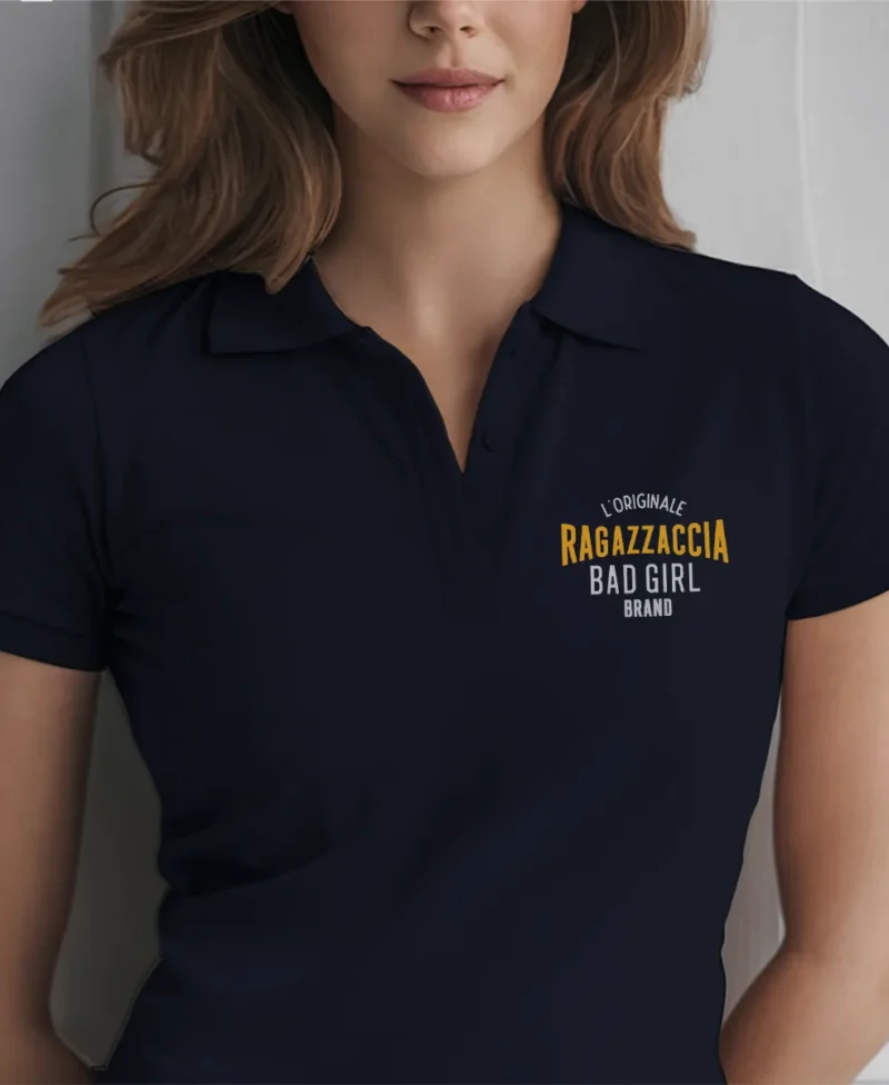 mujer rubia en polo navy con logo amarillo detail