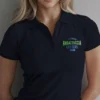 mujer rubia en polo navy con logo detalle
