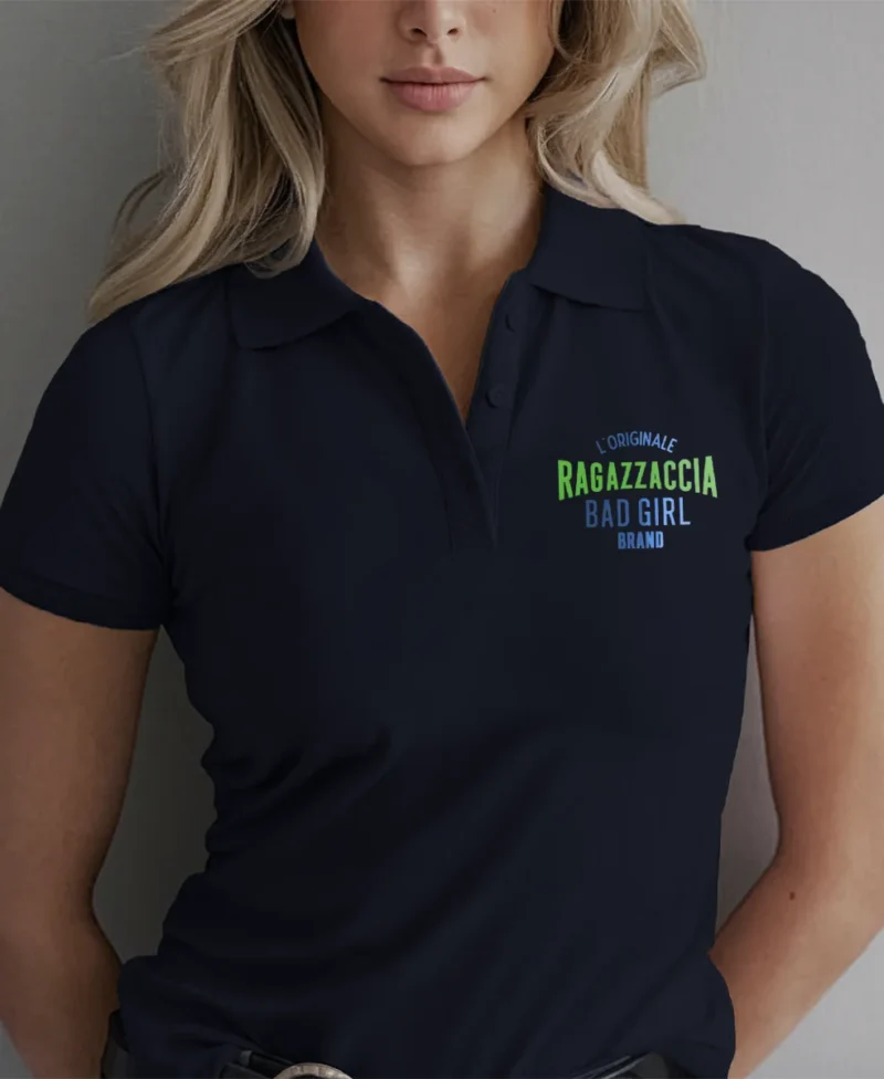 mujer rubia en polo navy con logo detalle