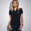 mujer rubia en polo navy con logo v detalle