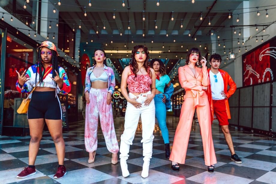 Cómo Vestirse para un Concierto A diverse group showcasing vibrant street fashion and modern style in an urban setting.