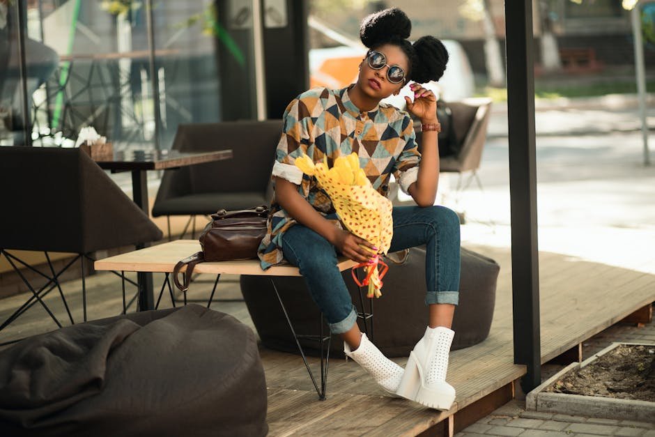 Qué es un Outfit? Trendy woman with sunglasses and flowers relaxing on a patio bench in sunlight.