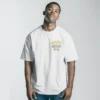 chico modelo en una camiseta blanca oversize con logo boxing gym en el pecho