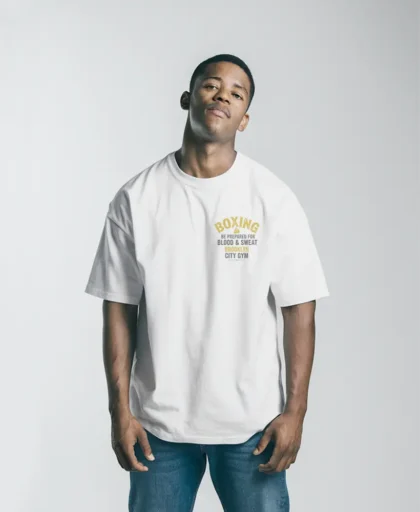 chico modelo en una camiseta blanca oversize con logo boxing gym en el pecho